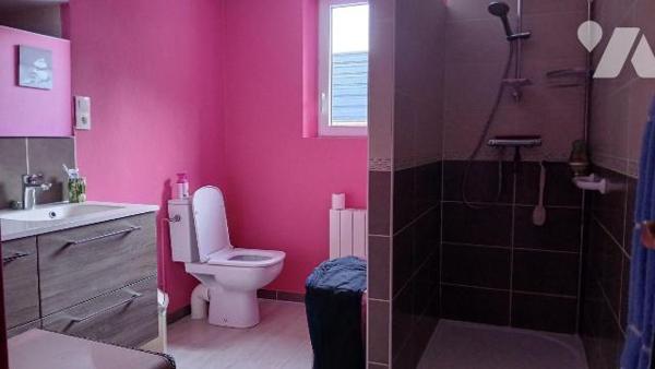 Maison restaurée comprenant :
- au rez-de-chaussée : cuisine aménagée et équipée ouverte sur s...