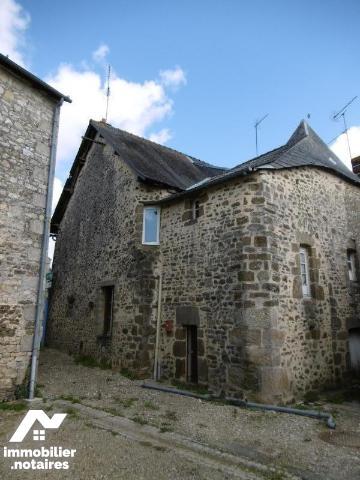 Le Ribay (53), nous vous proposons d'acquérir une maison de bourg de 65m² à rénover, sans jardi...