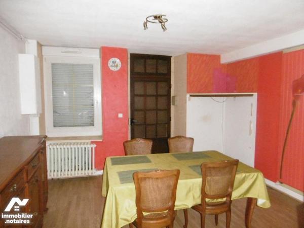 Le Ribay (53), nous vous proposons d'acquérir une maison de bourg de 65m² à rénover, sans jardi...