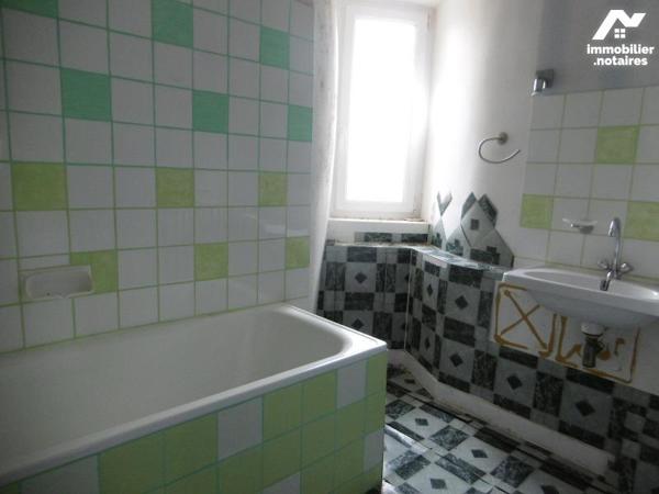 Le Ribay (53), nous vous proposons d'acquérir une maison de bourg de 65m² à rénover, sans jardi...