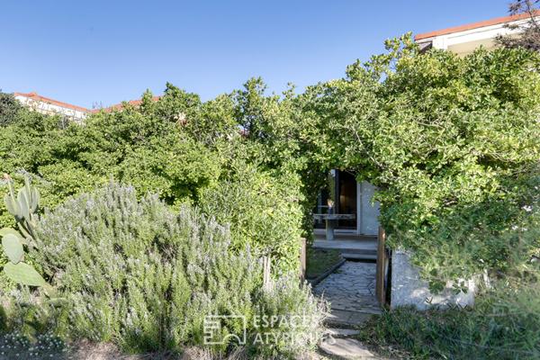 Villa patio et ses doubles extérieurs en bord de mer