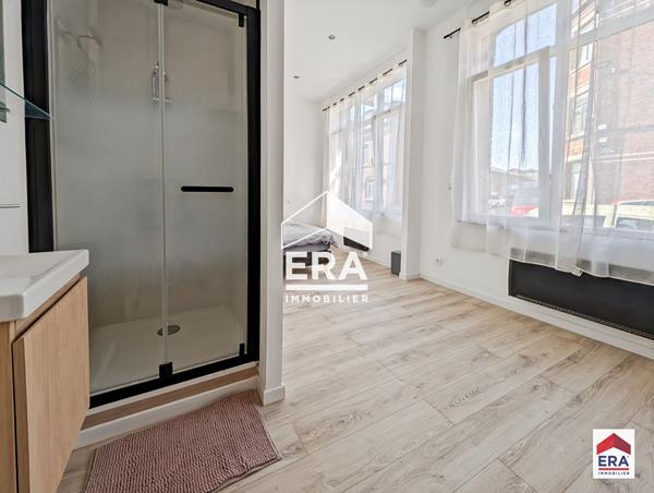 Immeuble rénové à neuf - 94 m² - 5 chambres meublées - 5 salles d'eau privatives - Proche métro