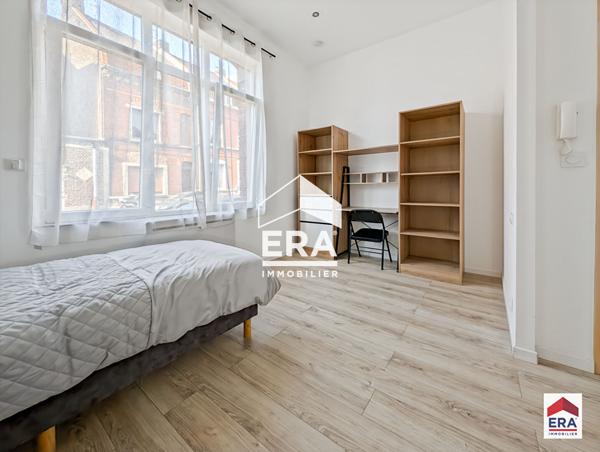 Immeuble rénové à neuf - 94 m² - 5 chambres meublées - 5 salles d'eau privatives - Proche métro