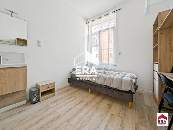 Immeuble rénové à neuf - 94 m² - 5 chambres meublées - 5 salles d'eau privatives - Proche métro