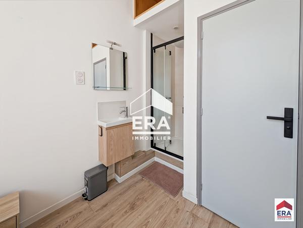 Immeuble rénové à neuf - 94 m² - 5 chambres meublées - 5 salles d'eau privatives - Proche métro