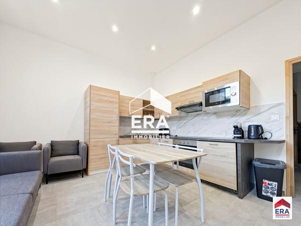 Immeuble rénové à neuf - 94 m² - 5 chambres meublées - 5 salles d'eau privatives - Proche métro