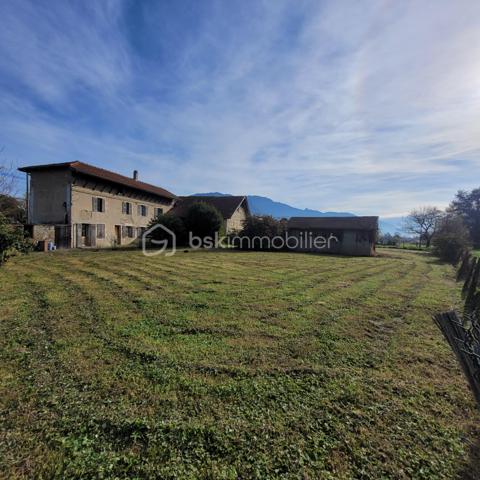 Idéalement située, Corps de Ferme sur Saint Jean de Moirans, dans un secteur calme et résidentiel, face au Vercors, en contrebas du village.
Proximité Ecoles, collèges, Lycée, commerces et transports.

Cet ensemble immobilier à rénover entièrement, est composé d'une Maison d'habitation sur 2 niveaux pour 184 m² environ avec les combles aménageables et d'une grange en pisé. 
Le tout sur un terrain plat, piscinable et constructible de 890 m². Hors lotissement. Au calme, vue dégagée plein Sud, sans vis à vis.

Idéal pour installer une belle propriété familiale.
Maison déjà raccordée Electricité, Eau, Télecom et Tout à l'Egout.

BSK vous accompagne sur votre projet. N'hésitez pas à me contacter.
Prix de vente 295 000 € (Honoraires Charge Vendeur).
Contact Nathalie Cohendet o7 81 11 78 14 - Agent commercial EI immatriculé au RSAC Grenoble 878 480 904.