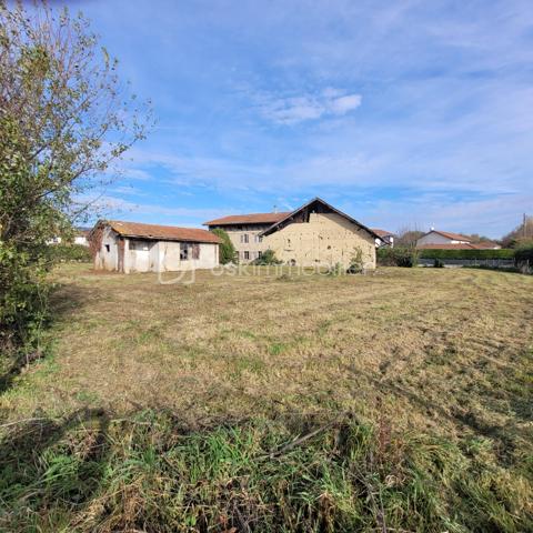 Idéalement située, Corps de Ferme sur Saint Jean de Moirans, dans un secteur calme et résidentiel, face au Vercors, en contrebas du village.
Proximité Ecoles, collèges, Lycée, commerces et transports.

Cet ensemble immobilier à rénover entièrement, est composé d'une Maison d'habitation sur 2 niveaux pour 184 m² environ avec les combles aménageables et d'une grange en pisé. 
Le tout sur un terrain plat, piscinable et constructible de 890 m². Hors lotissement. Au calme, vue dégagée plein Sud, sans vis à vis.

Idéal pour installer une belle propriété familiale.
Maison déjà raccordée Electricité, Eau, Télecom et Tout à l'Egout.

BSK vous accompagne sur votre projet. N'hésitez pas à me contacter.
Prix de vente 295 000 € (Honoraires Charge Vendeur).
Contact Nathalie Cohendet o7 81 11 78 14 - Agent commercial EI immatriculé au RSAC Grenoble 878 480 904.