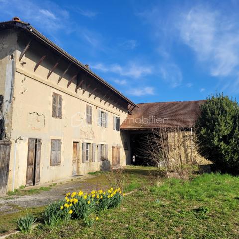 Idéalement située, Corps de Ferme sur Saint Jean de Moirans, dans un secteur calme et résidentiel, face au Vercors, en contrebas du village.
Proximité Ecoles, collèges, Lycée, commerces et transports.

Cet ensemble immobilier à rénover entièrement, est composé d'une Maison d'habitation sur 2 niveaux pour 184 m² environ avec les combles aménageables et d'une grange en pisé. 
Le tout sur un terrain plat, piscinable et constructible de 890 m². Hors lotissement. Au calme, vue dégagée plein Sud, sans vis à vis.

Idéal pour installer une belle propriété familiale.
Maison déjà raccordée Electricité, Eau, Télecom et Tout à l'Egout.

BSK vous accompagne sur votre projet. N'hésitez pas à me contacter.
Prix de vente 295 000 € (Honoraires Charge Vendeur).
Contact Nathalie Cohendet o7 81 11 78 14 - Agent commercial EI immatriculé au RSAC Grenoble 878 480 904.