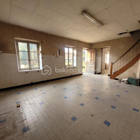 Idéalement située, Corps de Ferme sur Saint Jean de Moirans, dans un secteur calme et résidentiel, face au Vercors, en contrebas du village.
Proximité Ecoles, collèges, Lycée, commerces et transports.

Cet ensemble immobilier à rénover entièrement, est composé d'une Maison d'habitation sur 2 niveaux pour 184 m² environ avec les combles aménageables et d'une grange en pisé. 
Le tout sur un terrain plat, piscinable et constructible de 890 m². Hors lotissement. Au calme, vue dégagée plein Sud, sans vis à vis.

Idéal pour installer une belle propriété familiale.
Maison déjà raccordée Electricité, Eau, Télecom et Tout à l'Egout.

BSK vous accompagne sur votre projet. N'hésitez pas à me contacter.
Prix de vente 295 000 € (Honoraires Charge Vendeur).
Contact Nathalie Cohendet o7 81 11 78 14 - Agent commercial EI immatriculé au RSAC Grenoble 878 480 904.