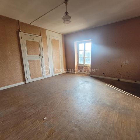 Idéalement située, Corps de Ferme sur Saint Jean de Moirans, dans un secteur calme et résidentiel, face au Vercors, en contrebas du village.
Proximité Ecoles, collèges, Lycée, commerces et transports.

Cet ensemble immobilier à rénover entièrement, est composé d'une Maison d'habitation sur 2 niveaux pour 184 m² environ avec les combles aménageables et d'une grange en pisé. 
Le tout sur un terrain plat, piscinable et constructible de 890 m². Hors lotissement. Au calme, vue dégagée plein Sud, sans vis à vis.

Idéal pour installer une belle propriété familiale.
Maison déjà raccordée Electricité, Eau, Télecom et Tout à l'Egout.

BSK vous accompagne sur votre projet. N'hésitez pas à me contacter.
Prix de vente 295 000 € (Honoraires Charge Vendeur).
Contact Nathalie Cohendet o7 81 11 78 14 - Agent commercial EI immatriculé au RSAC Grenoble 878 480 904.