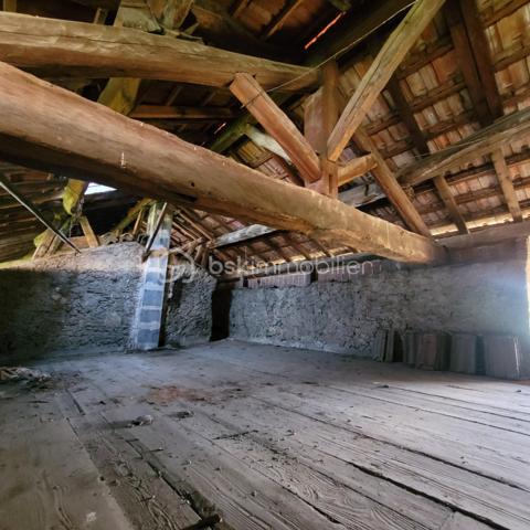 Idéalement située, Corps de Ferme sur Saint Jean de Moirans, dans un secteur calme et résidentiel, face au Vercors, en contrebas du village.
Proximité Ecoles, collèges, Lycée, commerces et transports.

Cet ensemble immobilier à rénover entièrement, est composé d'une Maison d'habitation sur 2 niveaux pour 184 m² environ avec les combles aménageables et d'une grange en pisé. 
Le tout sur un terrain plat, piscinable et constructible de 890 m². Hors lotissement. Au calme, vue dégagée plein Sud, sans vis à vis.

Idéal pour installer une belle propriété familiale.
Maison déjà raccordée Electricité, Eau, Télecom et Tout à l'Egout.

BSK vous accompagne sur votre projet. N'hésitez pas à me contacter.
Prix de vente 295 000 € (Honoraires Charge Vendeur).
Contact Nathalie Cohendet o7 81 11 78 14 - Agent commercial EI immatriculé au RSAC Grenoble 878 480 904.