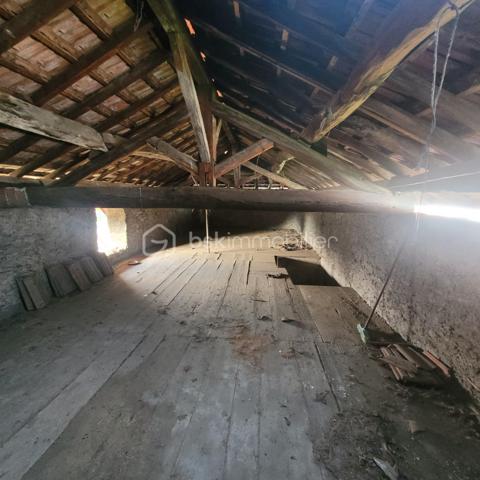 Idéalement située, Corps de Ferme sur Saint Jean de Moirans, dans un secteur calme et résidentiel, face au Vercors, en contrebas du village.
Proximité Ecoles, collèges, Lycée, commerces et transports.

Cet ensemble immobilier à rénover entièrement, est composé d'une Maison d'habitation sur 2 niveaux pour 184 m² environ avec les combles aménageables et d'une grange en pisé. 
Le tout sur un terrain plat, piscinable et constructible de 890 m². Hors lotissement. Au calme, vue dégagée plein Sud, sans vis à vis.

Idéal pour installer une belle propriété familiale.
Maison déjà raccordée Electricité, Eau, Télecom et Tout à l'Egout.

BSK vous accompagne sur votre projet. N'hésitez pas à me contacter.
Prix de vente 295 000 € (Honoraires Charge Vendeur).
Contact Nathalie Cohendet o7 81 11 78 14 - Agent commercial EI immatriculé au RSAC Grenoble 878 480 904.