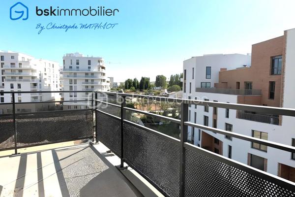 Situé au 4ᵉ et dernier étage avec ascenseur d'une résidence récente sécurisée (2019), cet appartement 4 pièces lumineux offre un cadre de vie clé en main, sans aucun travail à prévoir. 
Un bien idéal pour une famille ou du télétravail dans le quartier prisé et calme de la Faisanderie.  

Les atouts du bien :
Pièce de vie lumineuse : séjour spacieux ouvrant sur un balcon de 8 m² exposé Sud-Est avec vue dégagée. 
Espace nuit optimisé : 3 chambres dont une suite parentale avec sa propre salle d'eau et WC.  
Confort sanitaire : 1 salle de bains supplémentaire, 1 salle d'eau et 2 WC (dont un séparé).  
Stationnement : 2 places de parking sécurisées en sous-sol (rare sur le secteur).  

Côté prestations et résidence :
Immeuble récent aux normes (2019), accessible PMR, équipé d'un digicode, interphone et ascenseur.  
Diagnostique énergétique performant : classe C (DPE) et C (GES).  

Un emplacement stratégique : 
Transports : Gare de Poissy à 600 m (RER A et Ligne J vers Paris-Saint-Lazare).  
Vie quotidienne : Commerces, écoles, crèches et espaces verts accessibles à pied.  

Contactez votre conseiller Christophe Mathiot (BSK Immobilier — RSAC 97780452500011) au 07 68 43 14 27 ou par mail à c.mathiot@bskimmobilier.com pour organiser une visite.