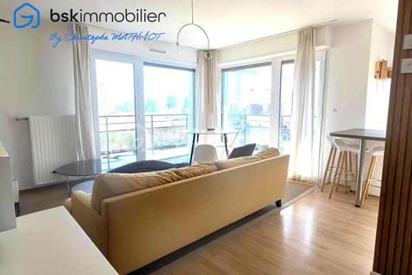 Situé au 4ᵉ et dernier étage avec ascenseur d'une résidence récente sécurisée (2019), cet appartement 4 pièces lumineux offre un cadre de vie clé en main, sans aucun travail à prévoir. 
Un bien idéal pour une famille ou du télétravail dans le quartier prisé et calme de la Faisanderie.  

Les atouts du bien :
Pièce de vie lumineuse : séjour spacieux ouvrant sur un balcon de 8 m² exposé Sud-Est avec vue dégagée. 
Espace nuit optimisé : 3 chambres dont une suite parentale avec sa propre salle d'eau et WC.  
Confort sanitaire : 1 salle de bains supplémentaire, 1 salle d'eau et 2 WC (dont un séparé).  
Stationnement : 2 places de parking sécurisées en sous-sol (rare sur le secteur).  

Côté prestations et résidence :
Immeuble récent aux normes (2019), accessible PMR, équipé d'un digicode, interphone et ascenseur.  
Diagnostique énergétique performant : classe C (DPE) et C (GES).  

Un emplacement stratégique : 
Transports : Gare de Poissy à 600 m (RER A et Ligne J vers Paris-Saint-Lazare).  
Vie quotidienne : Commerces, écoles, crèches et espaces verts accessibles à pied.  

Contactez votre conseiller Christophe Mathiot (BSK Immobilier — RSAC 97780452500011) au 07 68 43 14 27 ou par mail à c.mathiot@bskimmobilier.com pour organiser une visite.
