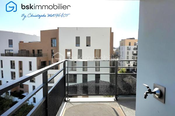 Situé au 4ᵉ et dernier étage avec ascenseur d'une résidence récente sécurisée (2019), cet appartement 4 pièces lumineux offre un cadre de vie clé en main, sans aucun travail à prévoir. 
Un bien idéal pour une famille ou du télétravail dans le quartier prisé et calme de la Faisanderie.  

Les atouts du bien :
Pièce de vie lumineuse : séjour spacieux ouvrant sur un balcon de 8 m² exposé Sud-Est avec vue dégagée. 
Espace nuit optimisé : 3 chambres dont une suite parentale avec sa propre salle d'eau et WC.  
Confort sanitaire : 1 salle de bains supplémentaire, 1 salle d'eau et 2 WC (dont un séparé).  
Stationnement : 2 places de parking sécurisées en sous-sol (rare sur le secteur).  

Côté prestations et résidence :
Immeuble récent aux normes (2019), accessible PMR, équipé d'un digicode, interphone et ascenseur.  
Diagnostique énergétique performant : classe C (DPE) et C (GES).  

Un emplacement stratégique : 
Transports : Gare de Poissy à 600 m (RER A et Ligne J vers Paris-Saint-Lazare).  
Vie quotidienne : Commerces, écoles, crèches et espaces verts accessibles à pied.  

Contactez votre conseiller Christophe Mathiot (BSK Immobilier — RSAC 97780452500011) au 07 68 43 14 27 ou par mail à c.mathiot@bskimmobilier.com pour organiser une visite.