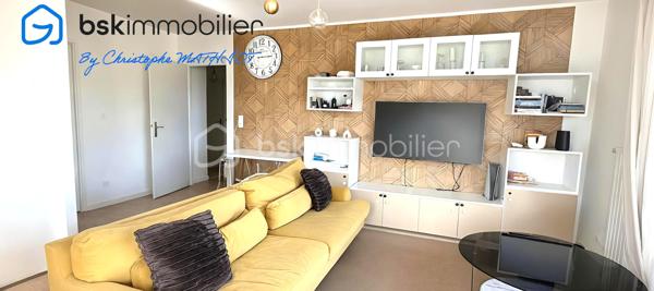 Situé au 4ᵉ et dernier étage avec ascenseur d'une résidence récente sécurisée (2019), cet appartement 4 pièces lumineux offre un cadre de vie clé en main, sans aucun travail à prévoir. 
Un bien idéal pour une famille ou du télétravail dans le quartier prisé et calme de la Faisanderie.  

Les atouts du bien :
Pièce de vie lumineuse : séjour spacieux ouvrant sur un balcon de 8 m² exposé Sud-Est avec vue dégagée. 
Espace nuit optimisé : 3 chambres dont une suite parentale avec sa propre salle d'eau et WC.  
Confort sanitaire : 1 salle de bains supplémentaire, 1 salle d'eau et 2 WC (dont un séparé).  
Stationnement : 2 places de parking sécurisées en sous-sol (rare sur le secteur).  

Côté prestations et résidence :
Immeuble récent aux normes (2019), accessible PMR, équipé d'un digicode, interphone et ascenseur.  
Diagnostique énergétique performant : classe C (DPE) et C (GES).  

Un emplacement stratégique : 
Transports : Gare de Poissy à 600 m (RER A et Ligne J vers Paris-Saint-Lazare).  
Vie quotidienne : Commerces, écoles, crèches et espaces verts accessibles à pied.  

Contactez votre conseiller Christophe Mathiot (BSK Immobilier — RSAC 97780452500011) au 07 68 43 14 27 ou par mail à c.mathiot@bskimmobilier.com pour organiser une visite.