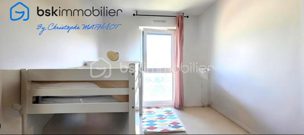 Situé au 4ᵉ et dernier étage avec ascenseur d'une résidence récente sécurisée (2019), cet appartement 4 pièces lumineux offre un cadre de vie clé en main, sans aucun travail à prévoir. 
Un bien idéal pour une famille ou du télétravail dans le quartier prisé et calme de la Faisanderie.  

Les atouts du bien :
Pièce de vie lumineuse : séjour spacieux ouvrant sur un balcon de 8 m² exposé Sud-Est avec vue dégagée. 
Espace nuit optimisé : 3 chambres dont une suite parentale avec sa propre salle d'eau et WC.  
Confort sanitaire : 1 salle de bains supplémentaire, 1 salle d'eau et 2 WC (dont un séparé).  
Stationnement : 2 places de parking sécurisées en sous-sol (rare sur le secteur).  

Côté prestations et résidence :
Immeuble récent aux normes (2019), accessible PMR, équipé d'un digicode, interphone et ascenseur.  
Diagnostique énergétique performant : classe C (DPE) et C (GES).  

Un emplacement stratégique : 
Transports : Gare de Poissy à 600 m (RER A et Ligne J vers Paris-Saint-Lazare).  
Vie quotidienne : Commerces, écoles, crèches et espaces verts accessibles à pied.  

Contactez votre conseiller Christophe Mathiot (BSK Immobilier — RSAC 97780452500011) au 07 68 43 14 27 ou par mail à c.mathiot@bskimmobilier.com pour organiser une visite.
