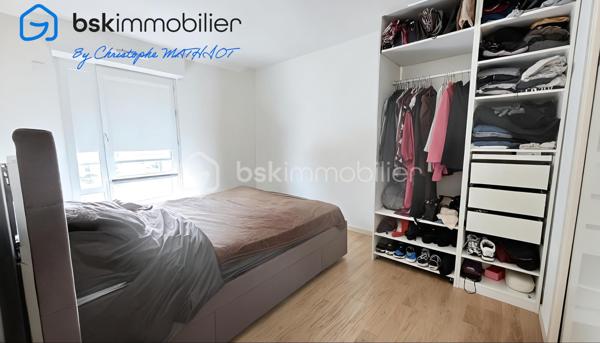 Situé au 4ᵉ et dernier étage avec ascenseur d'une résidence récente sécurisée (2019), cet appartement 4 pièces lumineux offre un cadre de vie clé en main, sans aucun travail à prévoir. 
Un bien idéal pour une famille ou du télétravail dans le quartier prisé et calme de la Faisanderie.  

Les atouts du bien :
Pièce de vie lumineuse : séjour spacieux ouvrant sur un balcon de 8 m² exposé Sud-Est avec vue dégagée. 
Espace nuit optimisé : 3 chambres dont une suite parentale avec sa propre salle d'eau et WC.  
Confort sanitaire : 1 salle de bains supplémentaire, 1 salle d'eau et 2 WC (dont un séparé).  
Stationnement : 2 places de parking sécurisées en sous-sol (rare sur le secteur).  

Côté prestations et résidence :
Immeuble récent aux normes (2019), accessible PMR, équipé d'un digicode, interphone et ascenseur.  
Diagnostique énergétique performant : classe C (DPE) et C (GES).  

Un emplacement stratégique : 
Transports : Gare de Poissy à 600 m (RER A et Ligne J vers Paris-Saint-Lazare).  
Vie quotidienne : Commerces, écoles, crèches et espaces verts accessibles à pied.  

Contactez votre conseiller Christophe Mathiot (BSK Immobilier — RSAC 97780452500011) au 07 68 43 14 27 ou par mail à c.mathiot@bskimmobilier.com pour organiser une visite.