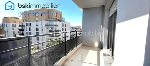 Situé au 4ᵉ et dernier étage avec ascenseur d'une résidence récente sécurisée (2019), cet appartement 4 pièces lumineux offre un cadre de vie clé en main, sans aucun travail à prévoir. 
Un bien idéal pour une famille ou du télétravail dans le quartier prisé et calme de la Faisanderie.  

Les atouts du bien :
Pièce de vie lumineuse : séjour spacieux ouvrant sur un balcon de 8 m² exposé Sud-Est avec vue dégagée. 
Espace nuit optimisé : 3 chambres dont une suite parentale avec sa propre salle d'eau et WC.  
Confort sanitaire : 1 salle de bains supplémentaire, 1 salle d'eau et 2 WC (dont un séparé).  
Stationnement : 2 places de parking sécurisées en sous-sol (rare sur le secteur).  

Côté prestations et résidence :
Immeuble récent aux normes (2019), accessible PMR, équipé d'un digicode, interphone et ascenseur.  
Diagnostique énergétique performant : classe C (DPE) et C (GES).  

Un emplacement stratégique : 
Transports : Gare de Poissy à 600 m (RER A et Ligne J vers Paris-Saint-Lazare).  
Vie quotidienne : Commerces, écoles, crèches et espaces verts accessibles à pied.  

Contactez votre conseiller Christophe Mathiot (BSK Immobilier — RSAC 97780452500011) au 07 68 43 14 27 ou par mail à c.mathiot@bskimmobilier.com pour organiser une visite.