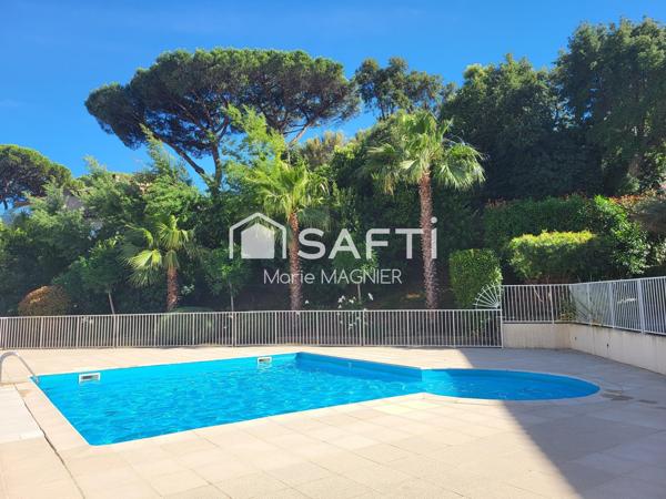 CAVALAIRE-SUR-MER –  APPARTEMENT T2  DE 42M2 ENTIÈREMENT RÉNOVÉ AVEC TERRASSE, PARKING ET PISCINE RESIDENCE SECURISEE DE STANDING PROCHE CENTRE- VILLE.