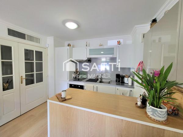 CAVALAIRE-SUR-MER –  APPARTEMENT T2  DE 42M2 ENTIÈREMENT RÉNOVÉ AVEC TERRASSE, PARKING ET PISCINE RESIDENCE SECURISEE DE STANDING PROCHE CENTRE- VILLE.