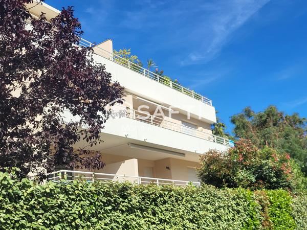 CAVALAIRE-SUR-MER –  APPARTEMENT T2  DE 42M2 ENTIÈREMENT RÉNOVÉ AVEC TERRASSE, PARKING ET PISCINE RESIDENCE SECURISEE DE STANDING PROCHE CENTRE- VILLE.