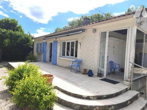 SAINT MARTIN DE CRAU,
A deux pas du centre ville, maison de plain-pied à rafraichir sur un ter...