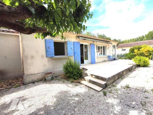 SAINT MARTIN DE CRAU,
A deux pas du centre ville, maison de plain-pied à rafraichir sur un ter...