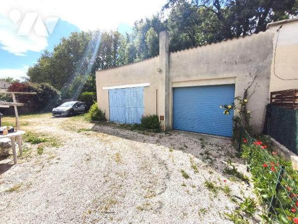 SAINT MARTIN DE CRAU,
A deux pas du centre ville, maison de plain-pied à rafraichir sur un ter...