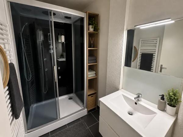 grand appartement T5 de 107m2 dans résidence calme avec 2 ba