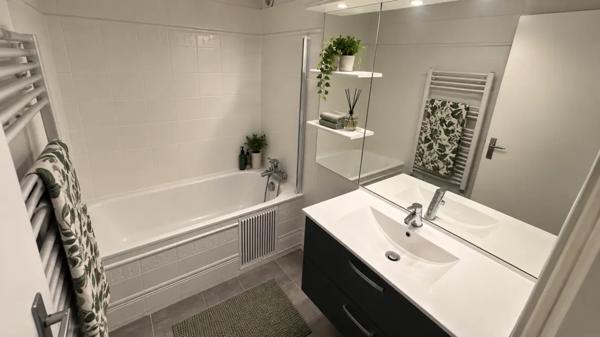 grand appartement T5 de 107m2 dans résidence calme avec 2 ba