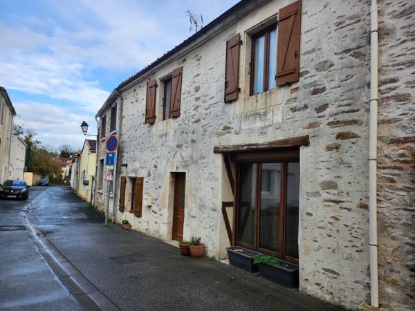 Mareuil-sur-Lay-Dissais (85320) Maison de ville charmante