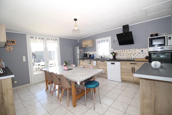 Grande maison familiale d'environ 135m² avec vie de plain-pied, jardin et piscine en campagne de Trignac