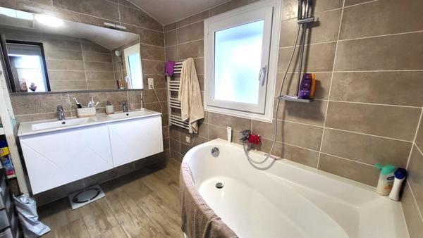 Grande maison familiale d'environ 135m² avec vie de plain-pied, jardin et piscine en campagne de Trignac