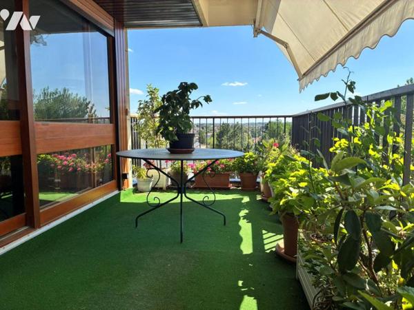 T2 – Dernier étage – Terrasse & balcon – Parking – Cave