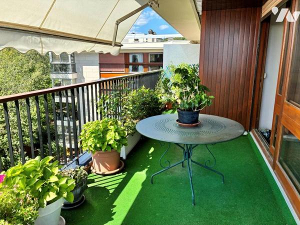 T2 – Dernier étage – Terrasse & balcon – Parking – Cave