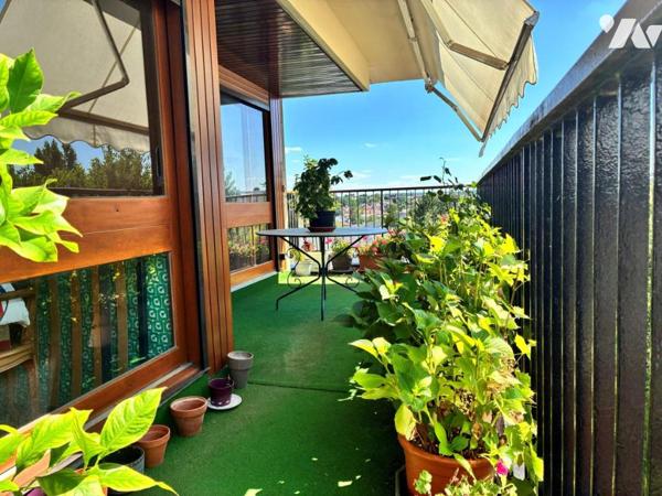 T2 – Dernier étage – Terrasse & balcon – Parking – Cave