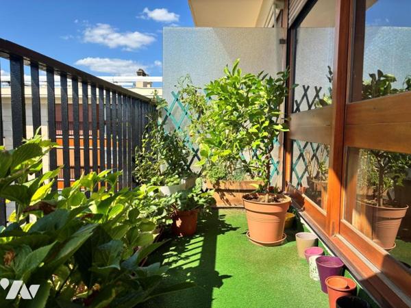 T2 – Dernier étage – Terrasse & balcon – Parking – Cave