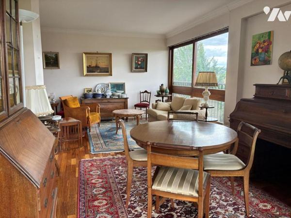 T2 – Dernier étage – Terrasse & balcon – Parking – Cave