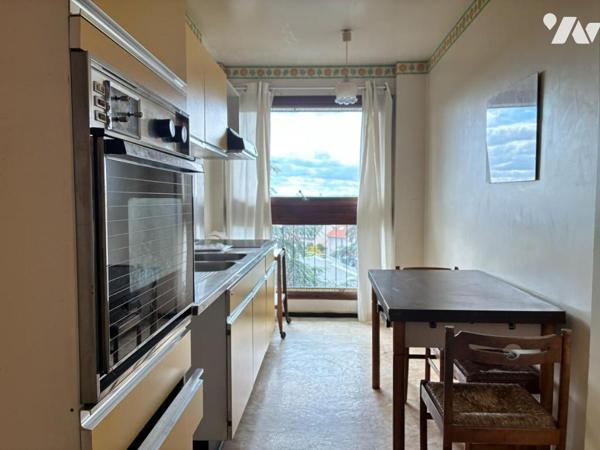 T2 – Dernier étage – Terrasse & balcon – Parking – Cave