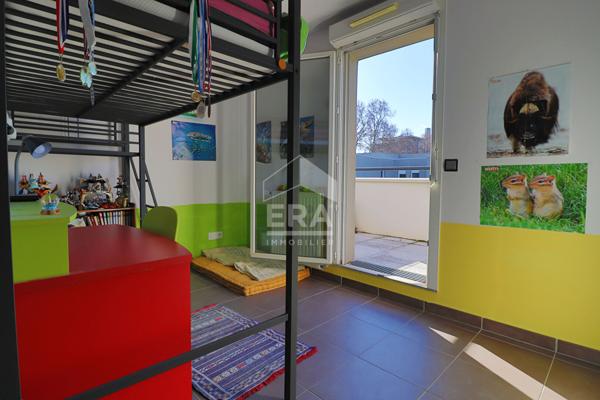 A vendre T4 75 m2 LUMINEUX TRAVERSANT GRANDE TERRASSE SUD CALME PARKING DERNIER ETAGE