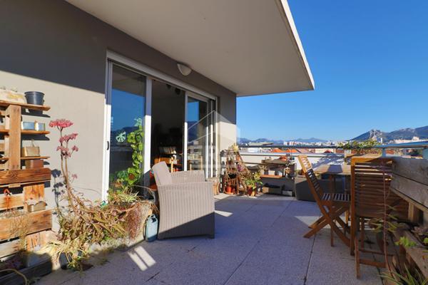 A vendre T4 75 m2 LUMINEUX TRAVERSANT GRANDE TERRASSE SUD CALME PARKING DERNIER ETAGE