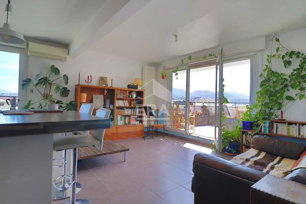 A vendre T4 75 m2 LUMINEUX TRAVERSANT GRANDE TERRASSE SUD CALME PARKING DERNIER ETAGE