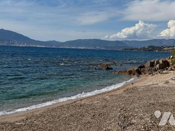 À VENDRE : PIETROSELLA  - T2 VUE SUR LES ÎLES SANGUINAIRES ET TERRASSE
Découvrez cet apparteme...