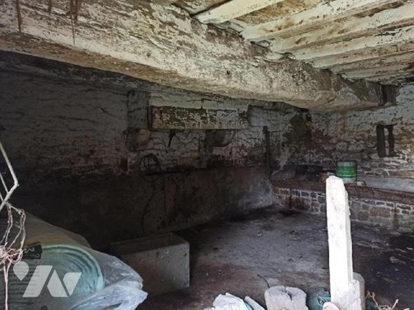 Bâtiment en pierres à rénover entièrement comprenant une pièce avec cheminée au rez-de-chaussée...