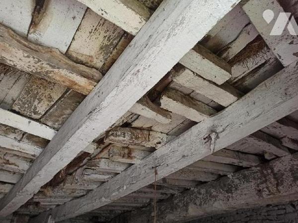 Bâtiment en pierres à rénover entièrement comprenant une pièce avec cheminée au rez-de-chaussée...