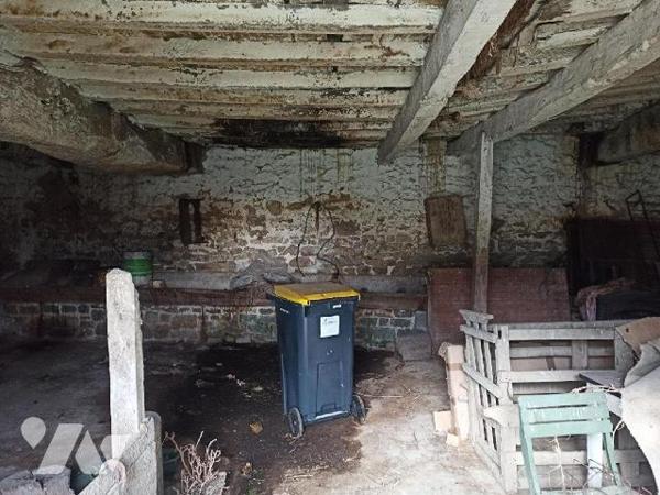 Bâtiment en pierres à rénover entièrement comprenant une pièce avec cheminée au rez-de-chaussée...