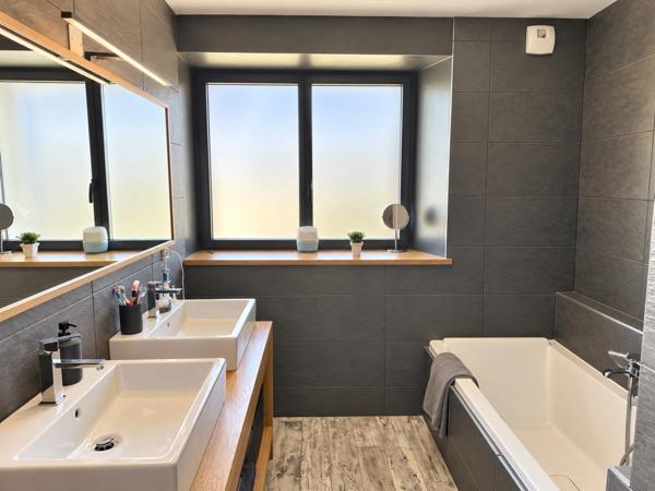 Maison à vendre 7 pièces jardin piscine bain nordique