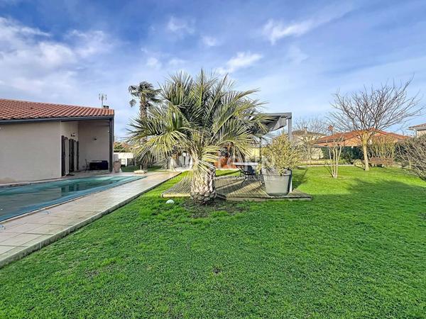 SOUS OFFRE ACCEPTEE PAR LES PROPRIETAIRES- VILLATE- Maison de plain-pied avec piscine sur plus de 1000 m² de terrain -